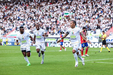 Dayro Moreno (der.) anotó mediante un cobro de penalti el primer gol del Once Caldas ante el Deportivo Pasto.