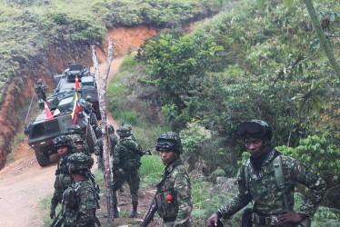 Un grupo de soldados y vehículos blindados custodian este domingo el corregimiento El Plateado, de Argelia (Cauca), en el marco de la 'Operación Perseo'.