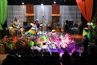 En los intermedios por cambio de categoría se presentaron danzas folclóricas colombianas a cargo de la Casa de La Cultura Miguel Ángel Aristizábal Carvajal.