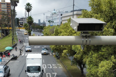 A partir los próximos días se empezarán a generar fotomultas en 14 puntos de Manizales. En la foto, el dispositivo instalado frente al Instituto Universitario, en la avenida Santander.