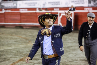  La vuelta al ruedo del aficionado práctico mexicano, Cristian Morales, con sombrero vueltiado. 