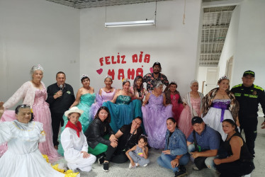 Las ocho participantes en el reinado del Centro Día de la Comuna Nuevo Horizonte.