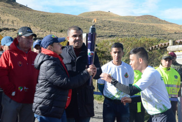 Los deportistas en convencional y paralímpico fueron los protagonistas del encendido de la llama de los Juegos Nacionales Juveniles. En la foto, la ministra del Deporte y el presidente del Comité Paralímpico Colombiano le entregan el pebetero a uno de los atletas.