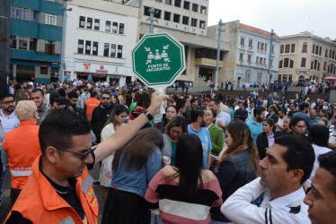 Cientos de personas se reunieron en la Plaza de Bolívar de Manizales, que fue el punto de encuentro luego del simulacro nacional de evaluación de este 2 de octubre. En los municipios del norte de Caldas también se unieron a la jornada.