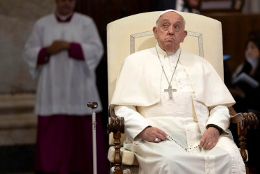 El Papa Francisco asiste a una oración por la paz en la basílica de Santa María la Mayor, en Roma, Italia. 