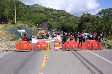 Los bloqueos de la vía Manizales-Medellín permanecen desde el pasado lunes (21 de octubre) y continuarán hasta que representantes del Gobierno nacional dialoguen con los mineros de Caldas.