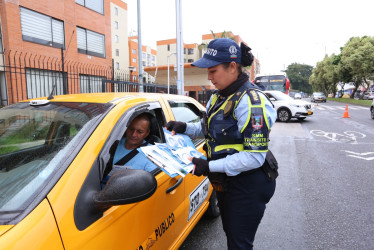 Agente de tránsito en actividad de concientización durante la Semana de la Movilidad en Manizales