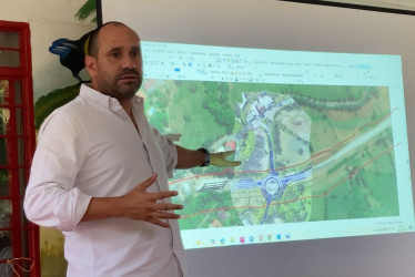 Santiago Pérez, gerente de la Concesión Pacífico Tres, durante la socialización de la glorieta que se construirá en Las Margaritas, en Risaralda (Caldas).