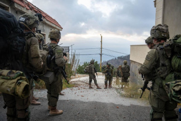 Soldados israelíes patrullan una población en el sur del Líbano. Israel bombardeó durante la noche la mezquita aledaña al hospital Salah Ghandour de Bint Jbeil. 