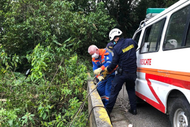 Un socorrista debió descender unos 30 metros para recuperar los costales que generaban el mal olor.