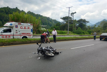 El motociclista sufrió lesiones tras colisionar con la parte trasera de un carro.