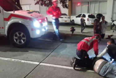 El Grupo Especial de Rescate atendió el accidente del motociclista en la avenida Kevin Ángel de Manizales.