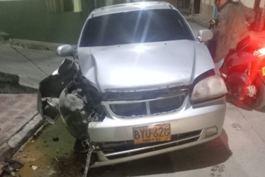 Así quedó el carro que chocó contra un poste en Pácora (Caldas).
