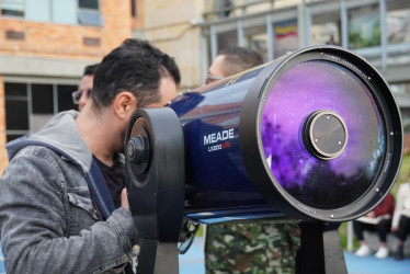 Durante la jornada de astronomía usaron telescopios para observar cuerpos celestes y planetas. 