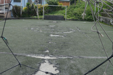 Esta es la cancha que residentes indica que se encuentra en mal estado y no permite que los niños puedan hacer uso adecuado del campo deportivo.