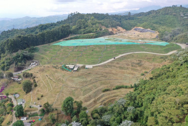 Perspectiva de la sede de Emas by Veolia, en Manizales. En la mitad, el módulo 1 para disposición de residuos que se clausuró en el 2019. Al fondo, el relleno actual con una extensión de 15 hectáreas que albergarán 3 millones 25 mil toneladas de basura hasta el 2035.