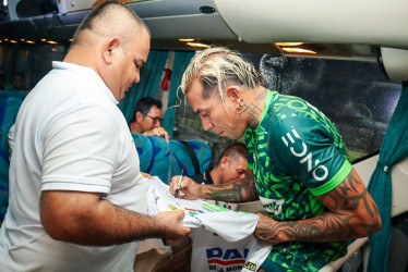 Dayro Moreno firmó camisetas en su visita a El Espinal, su tierra natal.