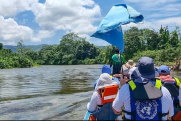 Funcionarios de la ONU en recorrido por un río en Colombia