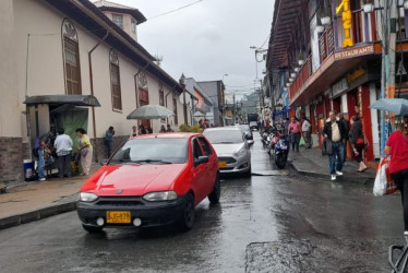 Algunos residentes se sienten preocupados por la hilera de motos estacionadas en las calles aledañas al parque principal que afecta las ventas de los comerciantes.