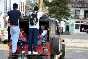  Foto I Archivo I LA PATRIA  Un dolor de cabeza para centenares de estudiantes y sus familias de colegios públicos de municipios de Caldas, diferentes de Manizales, han sido las suspensiones del transporte escolar por falta de plata para contratar el servicio.