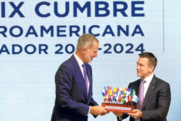 Foto | EFE | LA PATRIA  El presidente de Ecuador, Daniel Noboa, entregó las banderas de los países iberoamericanos al rey Felipe VI, en el cierre de la XXIX Cumbre Iberoamericana. La próxima edición será en España.