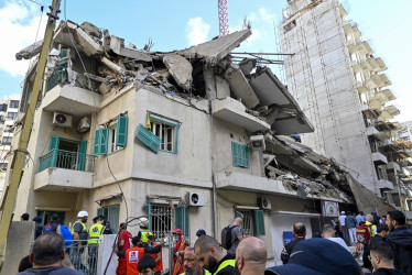 Equipos de rescate y personas se reúnen en el lugar de un ataque aéreo israelí que tuvo como objetivo la sede del partido Baath en el barrio de Ras Al Naba'a de Beirut. Según el Ministerio libanés de Salud, una persona murió y otras tres resultaron heridas en el ataque aéreo.