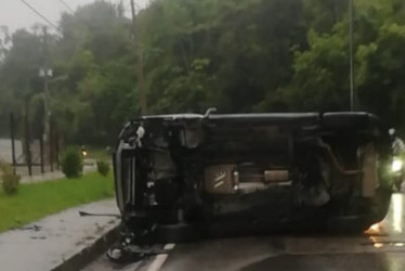 La camioneta volcada