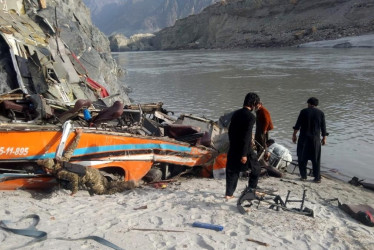 Un bus con 28 personas cayó al río Indo luego de transitar a altas velocidades.