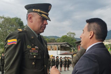 Coronel John Carlos Rojas Rincón, comandante de la Policía Metropolitana, con el alcalde.