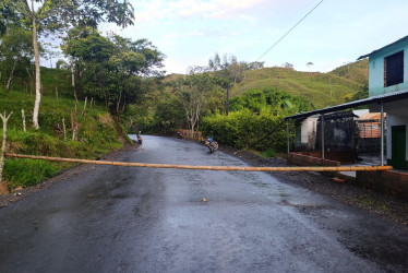 Protestantes en la vereda Santa Bárbara, de Samaná (Caldas), cerraron el paso para protestar contra el Consorcio Eleín Samaná