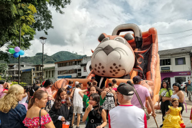 Vivieron y sintieron la calle este 31 de octubre del Día de los Niños en Chinchiná. La Casa de la Cultura local completó 13 años realizando este tipo de actividades de entretenimiento y diversión para el bienestar de niños y adultos.