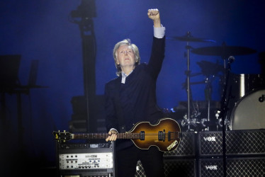 El cantante británico Paul McCartney se presenta en concierto este viernes, en el estadio El Campín en Bogotá (Colombia). 