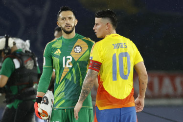 Camilo Vargas (i) y James Rodríguez de Colombia reaccionan este martes, en un partido de las eliminatorias sudamericanas para el Mundial de 2026 entre Colombia y Ecuador, en el estadio Metropolitano de Barranquilla (Colombia) 