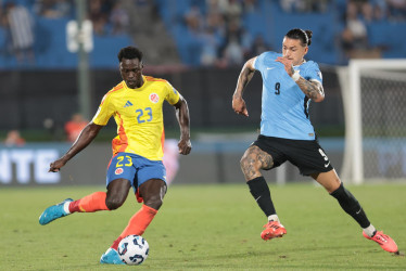 Darwin Nuñez (d) de Uruguay disputa un balón con Davinson Sánchez de Colombia este viernes, durante un partido de las eliminatorias sudamericanas al Mundial de Fútbol 2026, entre Uruguay y Colombia en el estadio Centenario, en Montevideo (Uruguay).