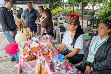 El Sena Caldas lleva a cabo en el Parque de Bolívar de Chinchiná un encuentro de economía campesina. 