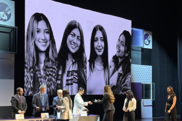 Catalina Mejía, Natalia Hernández, Manuela Sierra y Juana Rubio, estudiantes de la Universidad de Manizales, ganaron el Premio Nacional de Periodismo Simón Bolívar con su crónica sonora Cuerpo eterno.