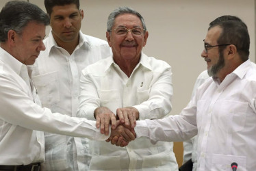 Juan Manuel Santos (izq.), entonces presidente de Colombia, y Rodrigo Londoño (der.), líder de las extintas Farc, se dieron un apretón de manos en el 2016 como símbolo de la paz. Los acompaña Raúl Castro, mandatario en ese momento de Cuba, país sede de los acuerdos.