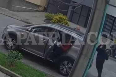 Cámaras de seguridad registraron el momento del robo, en el barrio Laureles de Manizales.