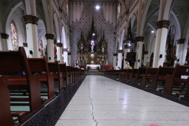 Fotos | Luis Trejos | LA PATRIA   Los feligreses se sienten preocupados por las grietas que tiene el templo y expresan que sienten temor si llega a suceder un temblor. 