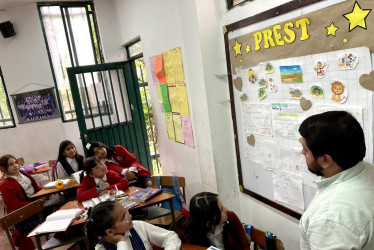 Jorge Iván Zuluaga Giraldo imparte clases en la ENAE con el modelo Aprendamos todos Matemáticas.