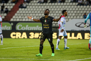  Juan David Cuesta, del Once Caldas, se lamenta en el estadio Palogrande este viernes en el partido ante Fortaleza.