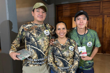 Juan Pajarero, con sus papás Lorena Andrea Pérez Hernández y Juan Carlos Ávila Sánchez en el Congreso de Aviturismo de Caldas.