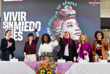 La representante USAID, Anne Harman; la viceministra de Mujeres, Tamara Ospina; la vicepresidenta, Francia Márquez; la directora del ICBF, Astrid Cáceres; la Fiscal adscrita, Margarita Bonilla, y la directora de prevención de la violencia contra las mujeres, Viviana Peñaranda, posando durante el lanzamiento de la campaña Vivir Sin Miedo.