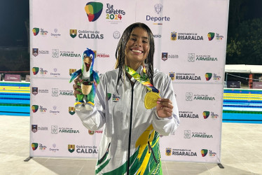 La caldense Nicoll Agudelo con la medalla de oro que se ganó este jueves en la paranatación de los Juegos Nacionales Juveniles.