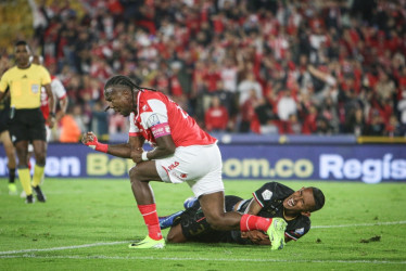 La imagen del primer gol: Hugo Rodallega se anticipó a Jorge Cardona y definió. El Once Caldas perdió 2-1 después de un primer tiempo en el que dominó a su rival.