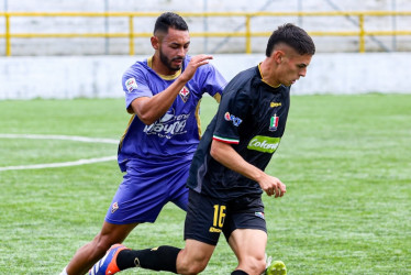 Tomás García (der.), hermano de Mateo (figura del Once Caldas), domina la pelota ante la marca de un rival de Formadores Quasar. La Copa LA PATRIA avanza con éxito.