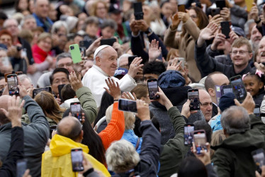  El Papa Francisco saluda a los fieles durante su audiencia general semanal en la Plaza de San Pedro, Ciudad del Vaticano, este miércoles