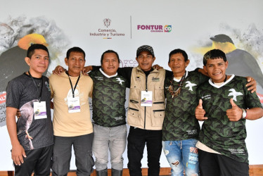 Miembros de la Rioaves Amazónica, la red indígena de observadores de aves del Amazonas en el Congreso de Aviturismo de Caldas. 