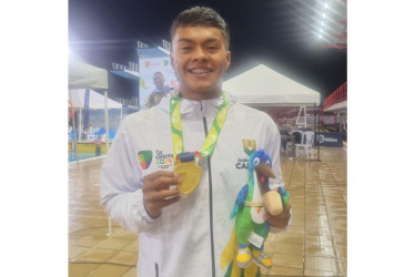 Tomás Escobar Bañol ha logrado dos oros en la natación de los presentes Juegos Nacionales Juveniles. Ganó las pruebas de 100 metros espalda y 200 metros espalda.