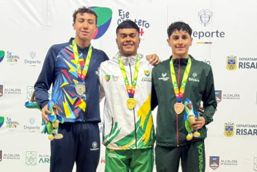 Tomás Escobar Bañol (centro), ganador en los 100 metros espalda de los Juegos Nacionales Juveniles.